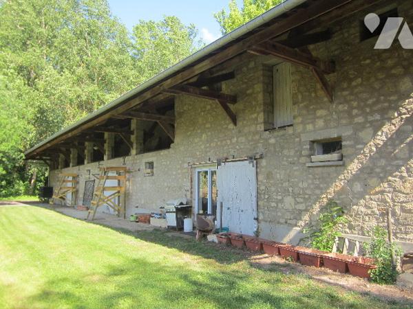 MAISON DE MAITRE de 223.11 m2 5 chambres, 
avec dépendance de 146 m2 au sol.