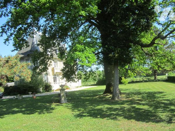 MAISON DE MAITRE de 223.11 m2 5 chambres, 
avec dépendance de 146 m2 au sol.