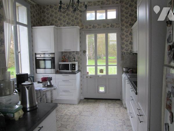 MAISON DE MAITRE de 223.11 m2 5 chambres, 
avec dépendance de 146 m2 au sol.