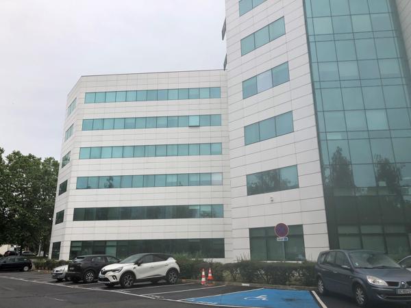 Bureaux à louer divisibles dès 456 m² à Villepinte gardien et parkings sur place