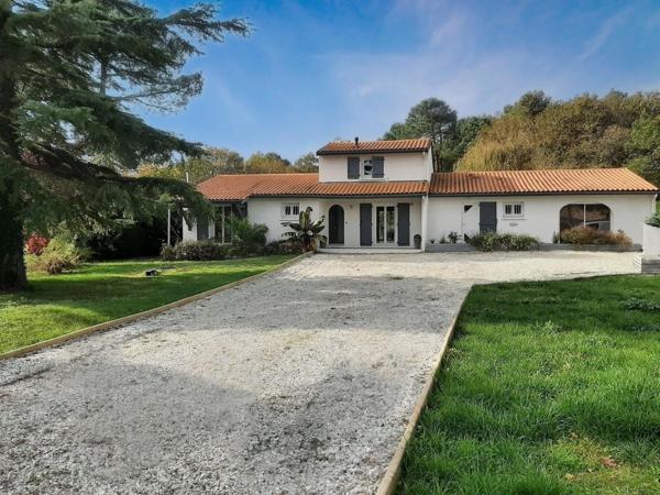 Maison d'environs 175m2 sur terrain de 2759m2 et une piscine