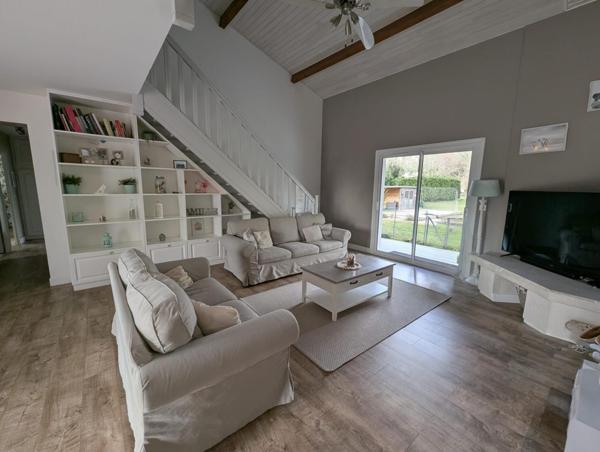 Maison d'environs 175m2 sur terrain de 2759m2 et une piscine