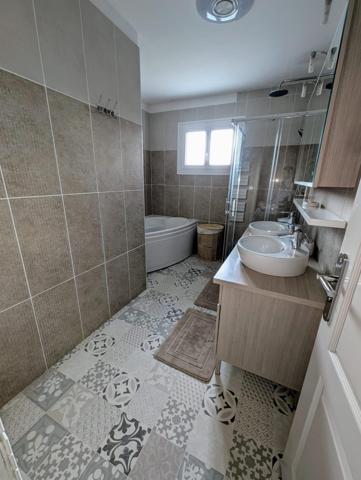 Maison d'environs 175m2 sur terrain de 2759m2 et une piscine