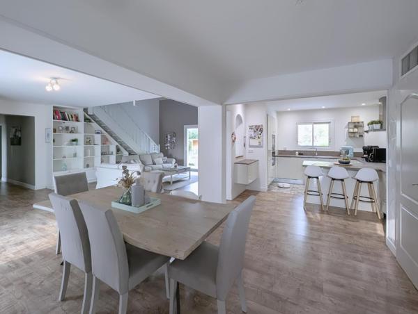 Maison d'environs 175m2 sur terrain de 2759m2 et une piscine