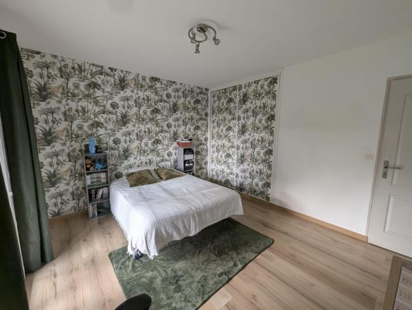 Maison d'environs 175m2 sur terrain de 2759m2 et une piscine