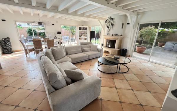 Maison à vendre    10 pièces • 854 m2 Narrosse