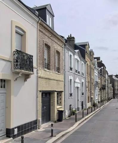 Ensemble de deux immeubles refait entièrement à neuf composé de 13 studios meublés. Plein centre-ville du havre avec toutes les commodités. Aucun travaux à prévoir. Actuellement loué par des étudiants ( très grosse demande pour le havre) également en location airbnb pour la saison estivale avec 100 % de remplissage. Renseignements sur demande 💐