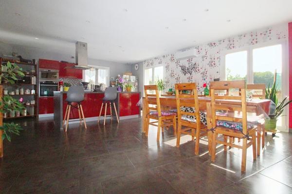 Maison de plain pied avec piscine