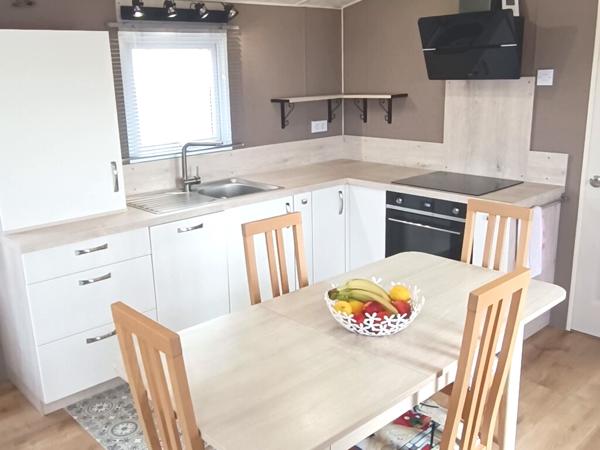 Emplacement Prisé & Volume XXL (72m²) Pour Ce Luxueux Mobil-Home Sur son terrain de loisir de 317 m²,