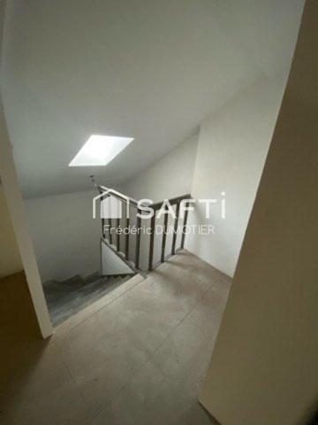 Maison avec de beaux volumes et 4 chambres