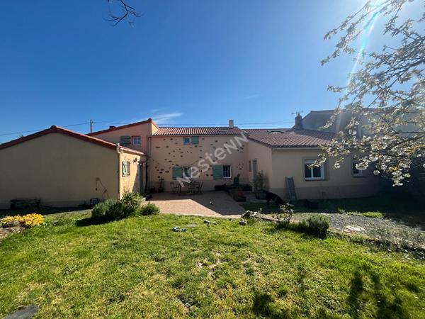 Venez découvrir cette magnifique maison en pierres apparentes, nichée dans un écrin de verdure, à seulement 5 km de l'axe Nantes-Cholet et à 5 minutes des premières commodités.vremoine 6 pièce(s) 228 m2