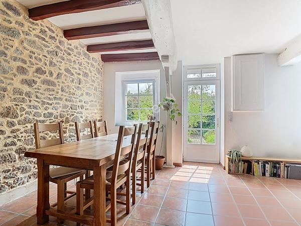 Venez découvrir cette magnifique maison en pierres apparentes, nichée dans un écrin de verdure, à seulement 5 km de l'axe Nantes-Cholet et à 5 minutes des premières commodités.vremoine 6 pièce(s) 228 m2