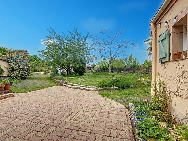 Venez découvrir cette magnifique maison en pierres apparentes, nichée dans un écrin de verdure, à seulement 5 km de l'axe Nantes-Cholet et à 5 minutes des premières commodités.vremoine 6 pièce(s) 228 m2