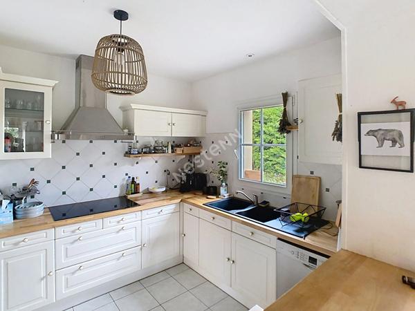 Venez découvrir cette magnifique maison en pierres apparentes, nichée dans un écrin de verdure, à seulement 5 km de l'axe Nantes-Cholet et à 5 minutes des premières commodités.vremoine 6 pièce(s) 228 m2