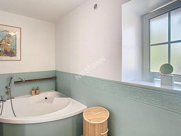 Venez découvrir cette magnifique maison en pierres apparentes, nichée dans un écrin de verdure, à seulement 5 km de l'axe Nantes-Cholet et à 5 minutes des premières commodités.vremoine 6 pièce(s) 228 m2