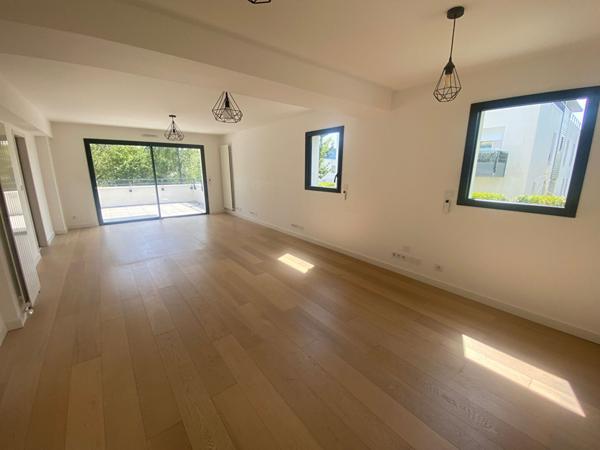 Bien rare de 139 m² dans résidence de standing ,usage professionnel ou résidentiel possible avec une terrasse de 62 m² 2 box fermés