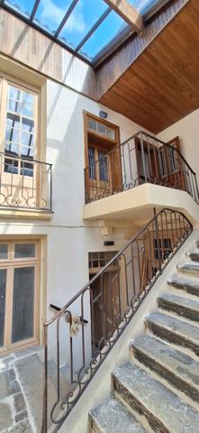 Bourg En Bresse ,en hyper centre , belle maison de ville  avec 2 logements de  262 m2 + avec studio independant + local commercial loué sur 275 m2 de terrain clos