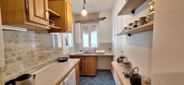 Bourg En Bresse ,en hyper centre , belle maison de ville  avec 2 logements de  262 m2 + avec studio independant + local commercial loué sur 275 m2 de terrain clos