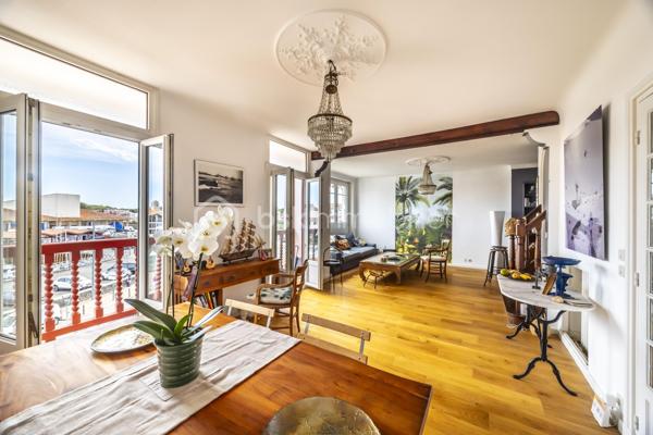 Au cœur de Ciboure, au sein d’une maison de style basque, découvrez ce superbe appartement  de 134 m² situé aux troisième et quatrième (dernier étage), offrant 2 beaux volumes et une vue spectaculaire sur le port.

Au 3ème étage, une pièce de vie spacieuse avec un coin bar, baignée de lumière offre un cadre de réception privilégié ouvrant sur un balcon pour profiter de la vue sur le port .
Une cuisine séparée avec escalier accédant au 4ème, 2 spacieuses chambres, un bureau , une salle de bain et un dressing complètent ce niveau qui offre en plus de nombreux rangements.

L’étage supérieur, accessible par un second escalier depuis la pièce de vie est un espace à part entière. Vous y découvrirez un magnifique grenier avec fenêtres et velux, offrant de multiples possibilités : suite parentale, espace de loisir enfant (s) et /ou couchage(s), atelier etc… . Cet espace bénéficie également d’une salle d’eau et de toilettes séparées , apportant un confort supplémentaire et une grande flexibilité d’aménagement.

Le parking tarif résidentiel en centre ville permet de se garer très facilement.

Ce bien rare conjugue emplacement privilégié, cachet de l’ancien et potentiel, à proximité immédiate des commerces, du port et des commodités.
Un bien singulier et inspirant, idéal pour une clientèle en quête de caractère et d’un cadre de vie unique.