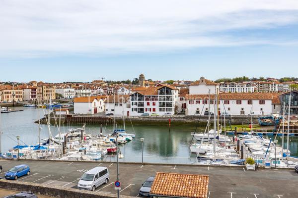 Au cœur de Ciboure, au sein d’une maison de style basque, découvrez ce superbe appartement  de 134 m² situé aux troisième et quatrième (dernier étage), offrant 2 beaux volumes et une vue spectaculaire sur le port.

Au 3ème étage, une pièce de vie spacieuse avec un coin bar, baignée de lumière offre un cadre de réception privilégié ouvrant sur un balcon pour profiter de la vue sur le port .
Une cuisine séparée avec escalier accédant au 4ème, 2 spacieuses chambres, un bureau , une salle de bain et un dressing complètent ce niveau qui offre en plus de nombreux rangements.

L’étage supérieur, accessible par un second escalier depuis la pièce de vie est un espace à part entière. Vous y découvrirez un magnifique grenier avec fenêtres et velux, offrant de multiples possibilités : suite parentale, espace de loisir enfant (s) et /ou couchage(s), atelier etc… . Cet espace bénéficie également d’une salle d’eau et de toilettes séparées , apportant un confort supplémentaire et une grande flexibilité d’aménagement.

Le parking tarif résidentiel en centre ville permet de se garer très facilement.

Ce bien rare conjugue emplacement privilégié, cachet de l’ancien et potentiel, à proximité immédiate des commerces, du port et des commodités.
Un bien singulier et inspirant, idéal pour une clientèle en quête de caractère et d’un cadre de vie unique.