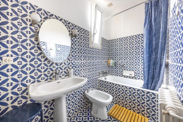 Au cœur de Ciboure, au sein d’une maison de style basque, découvrez ce superbe appartement  de 134 m² situé aux troisième et quatrième (dernier étage), offrant 2 beaux volumes et une vue spectaculaire sur le port.

Au 3ème étage, une pièce de vie spacieuse avec un coin bar, baignée de lumière offre un cadre de réception privilégié ouvrant sur un balcon pour profiter de la vue sur le port .
Une cuisine séparée avec escalier accédant au 4ème, 2 spacieuses chambres, un bureau , une salle de bain et un dressing complètent ce niveau qui offre en plus de nombreux rangements.

L’étage supérieur, accessible par un second escalier depuis la pièce de vie est un espace à part entière. Vous y découvrirez un magnifique grenier avec fenêtres et velux, offrant de multiples possibilités : suite parentale, espace de loisir enfant (s) et /ou couchage(s), atelier etc… . Cet espace bénéficie également d’une salle d’eau et de toilettes séparées , apportant un confort supplémentaire et une grande flexibilité d’aménagement.

Le parking tarif résidentiel en centre ville permet de se garer très facilement.

Ce bien rare conjugue emplacement privilégié, cachet de l’ancien et potentiel, à proximité immédiate des commerces, du port et des commodités.
Un bien singulier et inspirant, idéal pour une clientèle en quête de caractère et d’un cadre de vie unique.