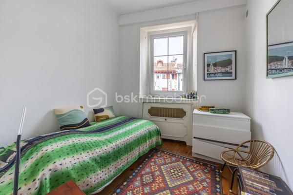 Au cœur de Ciboure, au sein d’une maison de style basque, découvrez ce superbe appartement  de 134 m² situé aux troisième et quatrième (dernier étage), offrant 2 beaux volumes et une vue spectaculaire sur le port.

Au 3ème étage, une pièce de vie spacieuse avec un coin bar, baignée de lumière offre un cadre de réception privilégié ouvrant sur un balcon pour profiter de la vue sur le port .
Une cuisine séparée avec escalier accédant au 4ème, 2 spacieuses chambres, un bureau , une salle de bain et un dressing complètent ce niveau qui offre en plus de nombreux rangements.

L’étage supérieur, accessible par un second escalier depuis la pièce de vie est un espace à part entière. Vous y découvrirez un magnifique grenier avec fenêtres et velux, offrant de multiples possibilités : suite parentale, espace de loisir enfant (s) et /ou couchage(s), atelier etc… . Cet espace bénéficie également d’une salle d’eau et de toilettes séparées , apportant un confort supplémentaire et une grande flexibilité d’aménagement.

Le parking tarif résidentiel en centre ville permet de se garer très facilement.

Ce bien rare conjugue emplacement privilégié, cachet de l’ancien et potentiel, à proximité immédiate des commerces, du port et des commodités.
Un bien singulier et inspirant, idéal pour une clientèle en quête de caractère et d’un cadre de vie unique.