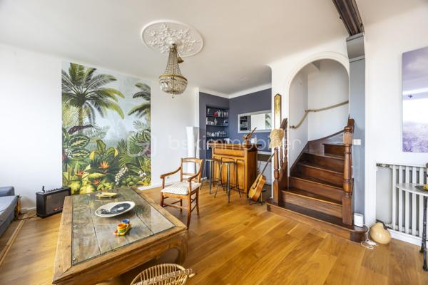 Au cœur de Ciboure, au sein d’une maison de style basque, découvrez ce superbe appartement  de 134 m² situé aux troisième et quatrième (dernier étage), offrant 2 beaux volumes et une vue spectaculaire sur le port.

Au 3ème étage, une pièce de vie spacieuse avec un coin bar, baignée de lumière offre un cadre de réception privilégié ouvrant sur un balcon pour profiter de la vue sur le port .
Une cuisine séparée avec escalier accédant au 4ème, 2 spacieuses chambres, un bureau , une salle de bain et un dressing complètent ce niveau qui offre en plus de nombreux rangements.

L’étage supérieur, accessible par un second escalier depuis la pièce de vie est un espace à part entière. Vous y découvrirez un magnifique grenier avec fenêtres et velux, offrant de multiples possibilités : suite parentale, espace de loisir enfant (s) et /ou couchage(s), atelier etc… . Cet espace bénéficie également d’une salle d’eau et de toilettes séparées , apportant un confort supplémentaire et une grande flexibilité d’aménagement.

Le parking tarif résidentiel en centre ville permet de se garer très facilement.

Ce bien rare conjugue emplacement privilégié, cachet de l’ancien et potentiel, à proximité immédiate des commerces, du port et des commodités.
Un bien singulier et inspirant, idéal pour une clientèle en quête de caractère et d’un cadre de vie unique.