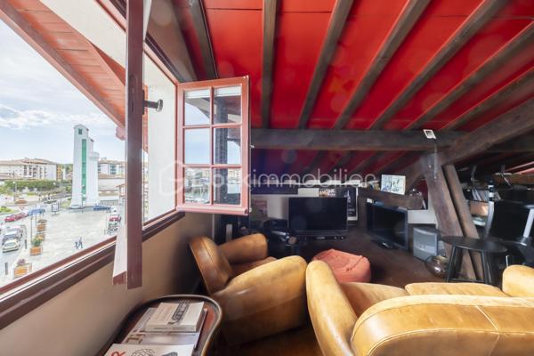 Au cœur de Ciboure, au sein d’une maison de style basque, découvrez ce superbe appartement  de 134 m² situé aux troisième et quatrième (dernier étage), offrant 2 beaux volumes et une vue spectaculaire sur le port.

Au 3ème étage, une pièce de vie spacieuse avec un coin bar, baignée de lumière offre un cadre de réception privilégié ouvrant sur un balcon pour profiter de la vue sur le port .
Une cuisine séparée avec escalier accédant au 4ème, 2 spacieuses chambres, un bureau , une salle de bain et un dressing complètent ce niveau qui offre en plus de nombreux rangements.

L’étage supérieur, accessible par un second escalier depuis la pièce de vie est un espace à part entière. Vous y découvrirez un magnifique grenier avec fenêtres et velux, offrant de multiples possibilités : suite parentale, espace de loisir enfant (s) et /ou couchage(s), atelier etc… . Cet espace bénéficie également d’une salle d’eau et de toilettes séparées , apportant un confort supplémentaire et une grande flexibilité d’aménagement.

Le parking tarif résidentiel en centre ville permet de se garer très facilement.

Ce bien rare conjugue emplacement privilégié, cachet de l’ancien et potentiel, à proximité immédiate des commerces, du port et des commodités.
Un bien singulier et inspirant, idéal pour une clientèle en quête de caractère et d’un cadre de vie unique.