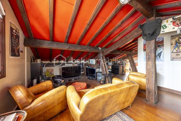 Au cœur de Ciboure, au sein d’une maison de style basque, découvrez ce superbe appartement  de 134 m² situé aux troisième et quatrième (dernier étage), offrant 2 beaux volumes et une vue spectaculaire sur le port.

Au 3ème étage, une pièce de vie spacieuse avec un coin bar, baignée de lumière offre un cadre de réception privilégié ouvrant sur un balcon pour profiter de la vue sur le port .
Une cuisine séparée avec escalier accédant au 4ème, 2 spacieuses chambres, un bureau , une salle de bain et un dressing complètent ce niveau qui offre en plus de nombreux rangements.

L’étage supérieur, accessible par un second escalier depuis la pièce de vie est un espace à part entière. Vous y découvrirez un magnifique grenier avec fenêtres et velux, offrant de multiples possibilités : suite parentale, espace de loisir enfant (s) et /ou couchage(s), atelier etc… . Cet espace bénéficie également d’une salle d’eau et de toilettes séparées , apportant un confort supplémentaire et une grande flexibilité d’aménagement.

Le parking tarif résidentiel en centre ville permet de se garer très facilement.

Ce bien rare conjugue emplacement privilégié, cachet de l’ancien et potentiel, à proximité immédiate des commerces, du port et des commodités.
Un bien singulier et inspirant, idéal pour une clientèle en quête de caractère et d’un cadre de vie unique.