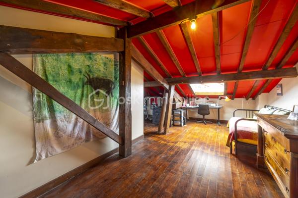 Au cœur de Ciboure, au sein d’une maison de style basque, découvrez ce superbe appartement  de 134 m² situé aux troisième et quatrième (dernier étage), offrant 2 beaux volumes et une vue spectaculaire sur le port.

Au 3ème étage, une pièce de vie spacieuse avec un coin bar, baignée de lumière offre un cadre de réception privilégié ouvrant sur un balcon pour profiter de la vue sur le port .
Une cuisine séparée avec escalier accédant au 4ème, 2 spacieuses chambres, un bureau , une salle de bain et un dressing complètent ce niveau qui offre en plus de nombreux rangements.

L’étage supérieur, accessible par un second escalier depuis la pièce de vie est un espace à part entière. Vous y découvrirez un magnifique grenier avec fenêtres et velux, offrant de multiples possibilités : suite parentale, espace de loisir enfant (s) et /ou couchage(s), atelier etc… . Cet espace bénéficie également d’une salle d’eau et de toilettes séparées , apportant un confort supplémentaire et une grande flexibilité d’aménagement.

Le parking tarif résidentiel en centre ville permet de se garer très facilement.

Ce bien rare conjugue emplacement privilégié, cachet de l’ancien et potentiel, à proximité immédiate des commerces, du port et des commodités.
Un bien singulier et inspirant, idéal pour une clientèle en quête de caractère et d’un cadre de vie unique.