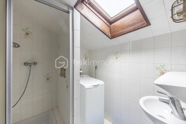 Au cœur de Ciboure, au sein d’une maison de style basque, découvrez ce superbe appartement  de 134 m² situé aux troisième et quatrième (dernier étage), offrant 2 beaux volumes et une vue spectaculaire sur le port.

Au 3ème étage, une pièce de vie spacieuse avec un coin bar, baignée de lumière offre un cadre de réception privilégié ouvrant sur un balcon pour profiter de la vue sur le port .
Une cuisine séparée avec escalier accédant au 4ème, 2 spacieuses chambres, un bureau , une salle de bain et un dressing complètent ce niveau qui offre en plus de nombreux rangements.

L’étage supérieur, accessible par un second escalier depuis la pièce de vie est un espace à part entière. Vous y découvrirez un magnifique grenier avec fenêtres et velux, offrant de multiples possibilités : suite parentale, espace de loisir enfant (s) et /ou couchage(s), atelier etc… . Cet espace bénéficie également d’une salle d’eau et de toilettes séparées , apportant un confort supplémentaire et une grande flexibilité d’aménagement.

Le parking tarif résidentiel en centre ville permet de se garer très facilement.

Ce bien rare conjugue emplacement privilégié, cachet de l’ancien et potentiel, à proximité immédiate des commerces, du port et des commodités.
Un bien singulier et inspirant, idéal pour une clientèle en quête de caractère et d’un cadre de vie unique.