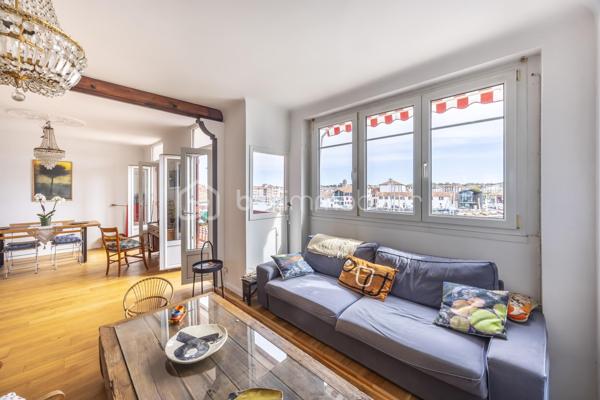 Au cœur de Ciboure, au sein d’une maison de style basque, découvrez ce superbe appartement  de 134 m² situé aux troisième et quatrième (dernier étage), offrant 2 beaux volumes et une vue spectaculaire sur le port.

Au 3ème étage, une pièce de vie spacieuse avec un coin bar, baignée de lumière offre un cadre de réception privilégié ouvrant sur un balcon pour profiter de la vue sur le port .
Une cuisine séparée avec escalier accédant au 4ème, 2 spacieuses chambres, un bureau , une salle de bain et un dressing complètent ce niveau qui offre en plus de nombreux rangements.

L’étage supérieur, accessible par un second escalier depuis la pièce de vie est un espace à part entière. Vous y découvrirez un magnifique grenier avec fenêtres et velux, offrant de multiples possibilités : suite parentale, espace de loisir enfant (s) et /ou couchage(s), atelier etc… . Cet espace bénéficie également d’une salle d’eau et de toilettes séparées , apportant un confort supplémentaire et une grande flexibilité d’aménagement.

Le parking tarif résidentiel en centre ville permet de se garer très facilement.

Ce bien rare conjugue emplacement privilégié, cachet de l’ancien et potentiel, à proximité immédiate des commerces, du port et des commodités.
Un bien singulier et inspirant, idéal pour une clientèle en quête de caractère et d’un cadre de vie unique.