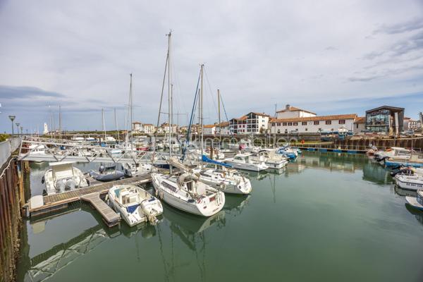 Au cœur de Ciboure, au sein d’une maison de style basque, découvrez ce superbe appartement  de 134 m² situé aux troisième et quatrième (dernier étage), offrant 2 beaux volumes et une vue spectaculaire sur le port.

Au 3ème étage, une pièce de vie spacieuse avec un coin bar, baignée de lumière offre un cadre de réception privilégié ouvrant sur un balcon pour profiter de la vue sur le port .
Une cuisine séparée avec escalier accédant au 4ème, 2 spacieuses chambres, un bureau , une salle de bain et un dressing complètent ce niveau qui offre en plus de nombreux rangements.

L’étage supérieur, accessible par un second escalier depuis la pièce de vie est un espace à part entière. Vous y découvrirez un magnifique grenier avec fenêtres et velux, offrant de multiples possibilités : suite parentale, espace de loisir enfant (s) et /ou couchage(s), atelier etc… . Cet espace bénéficie également d’une salle d’eau et de toilettes séparées , apportant un confort supplémentaire et une grande flexibilité d’aménagement.

Le parking tarif résidentiel en centre ville permet de se garer très facilement.

Ce bien rare conjugue emplacement privilégié, cachet de l’ancien et potentiel, à proximité immédiate des commerces, du port et des commodités.
Un bien singulier et inspirant, idéal pour une clientèle en quête de caractère et d’un cadre de vie unique.