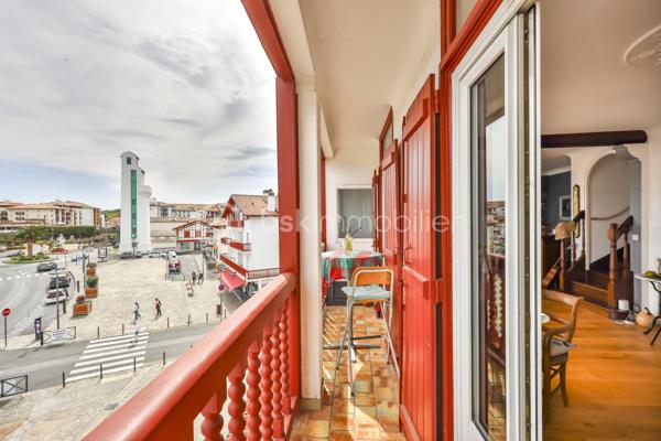 Au cœur de Ciboure, au sein d’une maison de style basque, découvrez ce superbe appartement  de 134 m² situé aux troisième et quatrième (dernier étage), offrant 2 beaux volumes et une vue spectaculaire sur le port.

Au 3ème étage, une pièce de vie spacieuse avec un coin bar, baignée de lumière offre un cadre de réception privilégié ouvrant sur un balcon pour profiter de la vue sur le port .
Une cuisine séparée avec escalier accédant au 4ème, 2 spacieuses chambres, un bureau , une salle de bain et un dressing complètent ce niveau qui offre en plus de nombreux rangements.

L’étage supérieur, accessible par un second escalier depuis la pièce de vie est un espace à part entière. Vous y découvrirez un magnifique grenier avec fenêtres et velux, offrant de multiples possibilités : suite parentale, espace de loisir enfant (s) et /ou couchage(s), atelier etc… . Cet espace bénéficie également d’une salle d’eau et de toilettes séparées , apportant un confort supplémentaire et une grande flexibilité d’aménagement.

Le parking tarif résidentiel en centre ville permet de se garer très facilement.

Ce bien rare conjugue emplacement privilégié, cachet de l’ancien et potentiel, à proximité immédiate des commerces, du port et des commodités.
Un bien singulier et inspirant, idéal pour une clientèle en quête de caractère et d’un cadre de vie unique.