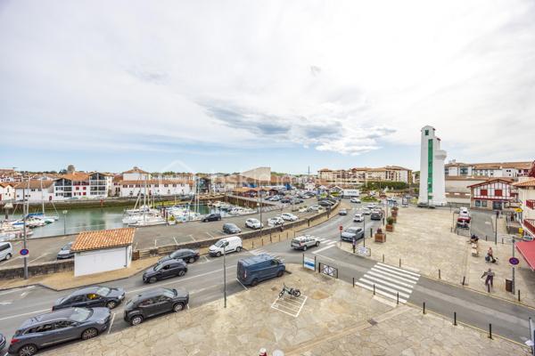 Au cœur de Ciboure, au sein d’une maison de style basque, découvrez ce superbe appartement  de 134 m² situé aux troisième et quatrième (dernier étage), offrant 2 beaux volumes et une vue spectaculaire sur le port.

Au 3ème étage, une pièce de vie spacieuse avec un coin bar, baignée de lumière offre un cadre de réception privilégié ouvrant sur un balcon pour profiter de la vue sur le port .
Une cuisine séparée avec escalier accédant au 4ème, 2 spacieuses chambres, un bureau , une salle de bain et un dressing complètent ce niveau qui offre en plus de nombreux rangements.

L’étage supérieur, accessible par un second escalier depuis la pièce de vie est un espace à part entière. Vous y découvrirez un magnifique grenier avec fenêtres et velux, offrant de multiples possibilités : suite parentale, espace de loisir enfant (s) et /ou couchage(s), atelier etc… . Cet espace bénéficie également d’une salle d’eau et de toilettes séparées , apportant un confort supplémentaire et une grande flexibilité d’aménagement.

Le parking tarif résidentiel en centre ville permet de se garer très facilement.

Ce bien rare conjugue emplacement privilégié, cachet de l’ancien et potentiel, à proximité immédiate des commerces, du port et des commodités.
Un bien singulier et inspirant, idéal pour une clientèle en quête de caractère et d’un cadre de vie unique.