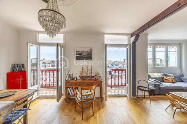 Au cœur de Ciboure, au sein d’une maison de style basque, découvrez ce superbe appartement  de 134 m² situé aux troisième et quatrième (dernier étage), offrant 2 beaux volumes et une vue spectaculaire sur le port.

Au 3ème étage, une pièce de vie spacieuse avec un coin bar, baignée de lumière offre un cadre de réception privilégié ouvrant sur un balcon pour profiter de la vue sur le port .
Une cuisine séparée avec escalier accédant au 4ème, 2 spacieuses chambres, un bureau , une salle de bain et un dressing complètent ce niveau qui offre en plus de nombreux rangements.

L’étage supérieur, accessible par un second escalier depuis la pièce de vie est un espace à part entière. Vous y découvrirez un magnifique grenier avec fenêtres et velux, offrant de multiples possibilités : suite parentale, espace de loisir enfant (s) et /ou couchage(s), atelier etc… . Cet espace bénéficie également d’une salle d’eau et de toilettes séparées , apportant un confort supplémentaire et une grande flexibilité d’aménagement.

Le parking tarif résidentiel en centre ville permet de se garer très facilement.

Ce bien rare conjugue emplacement privilégié, cachet de l’ancien et potentiel, à proximité immédiate des commerces, du port et des commodités.
Un bien singulier et inspirant, idéal pour une clientèle en quête de caractère et d’un cadre de vie unique.
