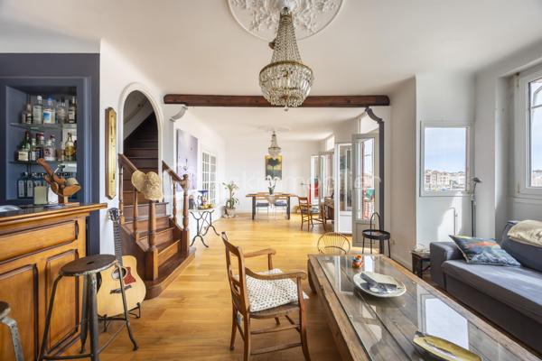 Au cœur de Ciboure, au sein d’une maison de style basque, découvrez ce superbe appartement  de 134 m² situé aux troisième et quatrième (dernier étage), offrant 2 beaux volumes et une vue spectaculaire sur le port.

Au 3ème étage, une pièce de vie spacieuse avec un coin bar, baignée de lumière offre un cadre de réception privilégié ouvrant sur un balcon pour profiter de la vue sur le port .
Une cuisine séparée avec escalier accédant au 4ème, 2 spacieuses chambres, un bureau , une salle de bain et un dressing complètent ce niveau qui offre en plus de nombreux rangements.

L’étage supérieur, accessible par un second escalier depuis la pièce de vie est un espace à part entière. Vous y découvrirez un magnifique grenier avec fenêtres et velux, offrant de multiples possibilités : suite parentale, espace de loisir enfant (s) et /ou couchage(s), atelier etc… . Cet espace bénéficie également d’une salle d’eau et de toilettes séparées , apportant un confort supplémentaire et une grande flexibilité d’aménagement.

Le parking tarif résidentiel en centre ville permet de se garer très facilement.

Ce bien rare conjugue emplacement privilégié, cachet de l’ancien et potentiel, à proximité immédiate des commerces, du port et des commodités.
Un bien singulier et inspirant, idéal pour une clientèle en quête de caractère et d’un cadre de vie unique.
