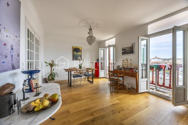 Au cœur de Ciboure, au sein d’une maison de style basque, découvrez ce superbe appartement  de 134 m² situé aux troisième et quatrième (dernier étage), offrant 2 beaux volumes et une vue spectaculaire sur le port.

Au 3ème étage, une pièce de vie spacieuse avec un coin bar, baignée de lumière offre un cadre de réception privilégié ouvrant sur un balcon pour profiter de la vue sur le port .
Une cuisine séparée avec escalier accédant au 4ème, 2 spacieuses chambres, un bureau , une salle de bain et un dressing complètent ce niveau qui offre en plus de nombreux rangements.

L’étage supérieur, accessible par un second escalier depuis la pièce de vie est un espace à part entière. Vous y découvrirez un magnifique grenier avec fenêtres et velux, offrant de multiples possibilités : suite parentale, espace de loisir enfant (s) et /ou couchage(s), atelier etc… . Cet espace bénéficie également d’une salle d’eau et de toilettes séparées , apportant un confort supplémentaire et une grande flexibilité d’aménagement.

Le parking tarif résidentiel en centre ville permet de se garer très facilement.

Ce bien rare conjugue emplacement privilégié, cachet de l’ancien et potentiel, à proximité immédiate des commerces, du port et des commodités.
Un bien singulier et inspirant, idéal pour une clientèle en quête de caractère et d’un cadre de vie unique.