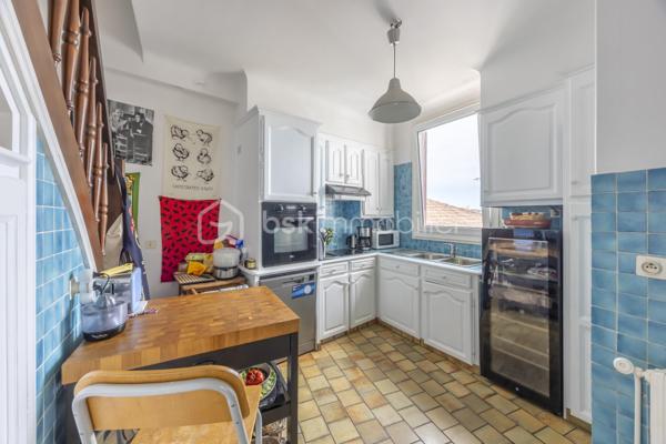 Au cœur de Ciboure, au sein d’une maison de style basque, découvrez ce superbe appartement  de 134 m² situé aux troisième et quatrième (dernier étage), offrant 2 beaux volumes et une vue spectaculaire sur le port.

Au 3ème étage, une pièce de vie spacieuse avec un coin bar, baignée de lumière offre un cadre de réception privilégié ouvrant sur un balcon pour profiter de la vue sur le port .
Une cuisine séparée avec escalier accédant au 4ème, 2 spacieuses chambres, un bureau , une salle de bain et un dressing complètent ce niveau qui offre en plus de nombreux rangements.

L’étage supérieur, accessible par un second escalier depuis la pièce de vie est un espace à part entière. Vous y découvrirez un magnifique grenier avec fenêtres et velux, offrant de multiples possibilités : suite parentale, espace de loisir enfant (s) et /ou couchage(s), atelier etc… . Cet espace bénéficie également d’une salle d’eau et de toilettes séparées , apportant un confort supplémentaire et une grande flexibilité d’aménagement.

Le parking tarif résidentiel en centre ville permet de se garer très facilement.

Ce bien rare conjugue emplacement privilégié, cachet de l’ancien et potentiel, à proximité immédiate des commerces, du port et des commodités.
Un bien singulier et inspirant, idéal pour une clientèle en quête de caractère et d’un cadre de vie unique.