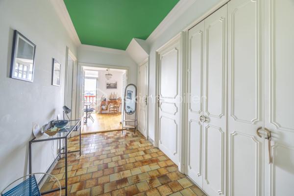 Au cœur de Ciboure, au sein d’une maison de style basque, découvrez ce superbe appartement  de 134 m² situé aux troisième et quatrième (dernier étage), offrant 2 beaux volumes et une vue spectaculaire sur le port.

Au 3ème étage, une pièce de vie spacieuse avec un coin bar, baignée de lumière offre un cadre de réception privilégié ouvrant sur un balcon pour profiter de la vue sur le port .
Une cuisine séparée avec escalier accédant au 4ème, 2 spacieuses chambres, un bureau , une salle de bain et un dressing complètent ce niveau qui offre en plus de nombreux rangements.

L’étage supérieur, accessible par un second escalier depuis la pièce de vie est un espace à part entière. Vous y découvrirez un magnifique grenier avec fenêtres et velux, offrant de multiples possibilités : suite parentale, espace de loisir enfant (s) et /ou couchage(s), atelier etc… . Cet espace bénéficie également d’une salle d’eau et de toilettes séparées , apportant un confort supplémentaire et une grande flexibilité d’aménagement.

Le parking tarif résidentiel en centre ville permet de se garer très facilement.

Ce bien rare conjugue emplacement privilégié, cachet de l’ancien et potentiel, à proximité immédiate des commerces, du port et des commodités.
Un bien singulier et inspirant, idéal pour une clientèle en quête de caractère et d’un cadre de vie unique.