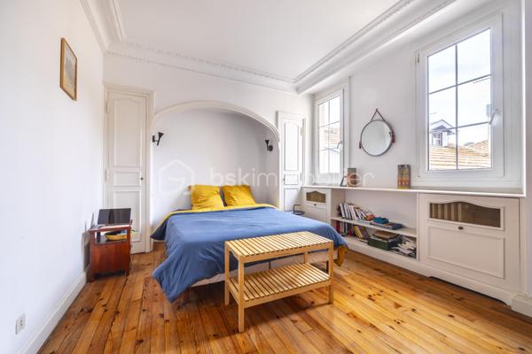 Au cœur de Ciboure, au sein d’une maison de style basque, découvrez ce superbe appartement  de 134 m² situé aux troisième et quatrième (dernier étage), offrant 2 beaux volumes et une vue spectaculaire sur le port.

Au 3ème étage, une pièce de vie spacieuse avec un coin bar, baignée de lumière offre un cadre de réception privilégié ouvrant sur un balcon pour profiter de la vue sur le port .
Une cuisine séparée avec escalier accédant au 4ème, 2 spacieuses chambres, un bureau , une salle de bain et un dressing complètent ce niveau qui offre en plus de nombreux rangements.

L’étage supérieur, accessible par un second escalier depuis la pièce de vie est un espace à part entière. Vous y découvrirez un magnifique grenier avec fenêtres et velux, offrant de multiples possibilités : suite parentale, espace de loisir enfant (s) et /ou couchage(s), atelier etc… . Cet espace bénéficie également d’une salle d’eau et de toilettes séparées , apportant un confort supplémentaire et une grande flexibilité d’aménagement.

Le parking tarif résidentiel en centre ville permet de se garer très facilement.

Ce bien rare conjugue emplacement privilégié, cachet de l’ancien et potentiel, à proximité immédiate des commerces, du port et des commodités.
Un bien singulier et inspirant, idéal pour une clientèle en quête de caractère et d’un cadre de vie unique.