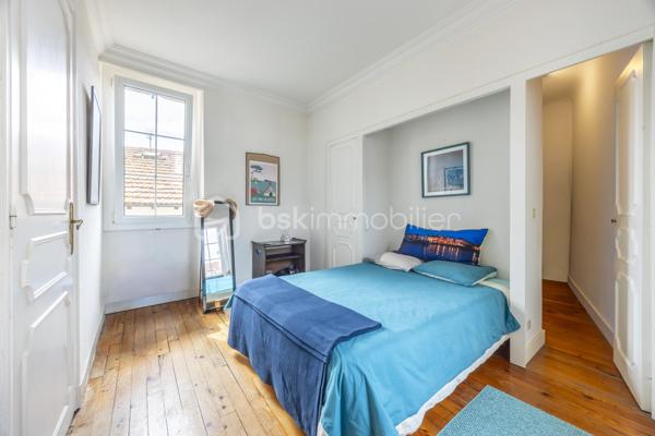 Au cœur de Ciboure, au sein d’une maison de style basque, découvrez ce superbe appartement  de 134 m² situé aux troisième et quatrième (dernier étage), offrant 2 beaux volumes et une vue spectaculaire sur le port.

Au 3ème étage, une pièce de vie spacieuse avec un coin bar, baignée de lumière offre un cadre de réception privilégié ouvrant sur un balcon pour profiter de la vue sur le port .
Une cuisine séparée avec escalier accédant au 4ème, 2 spacieuses chambres, un bureau , une salle de bain et un dressing complètent ce niveau qui offre en plus de nombreux rangements.

L’étage supérieur, accessible par un second escalier depuis la pièce de vie est un espace à part entière. Vous y découvrirez un magnifique grenier avec fenêtres et velux, offrant de multiples possibilités : suite parentale, espace de loisir enfant (s) et /ou couchage(s), atelier etc… . Cet espace bénéficie également d’une salle d’eau et de toilettes séparées , apportant un confort supplémentaire et une grande flexibilité d’aménagement.

Le parking tarif résidentiel en centre ville permet de se garer très facilement.

Ce bien rare conjugue emplacement privilégié, cachet de l’ancien et potentiel, à proximité immédiate des commerces, du port et des commodités.
Un bien singulier et inspirant, idéal pour une clientèle en quête de caractère et d’un cadre de vie unique.