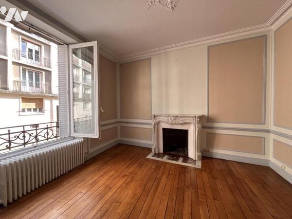 BESANCON (25) : IMMEUBLE EN MONOPROPRIETE 