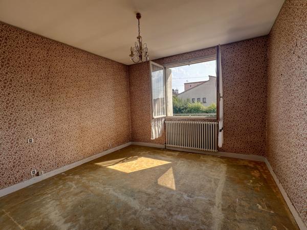 Villeneuve-sur-Lot (47300) Villeneuve sur lot, maison sur 2 niveaux d'environ 107 m², 4 chambres sur 508 m² de jardin