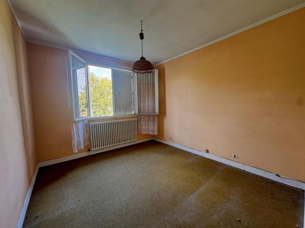 Villeneuve-sur-Lot (47300) Villeneuve sur lot, maison sur 2 niveaux d'environ 107 m², 4 chambres sur 508 m² de jardin