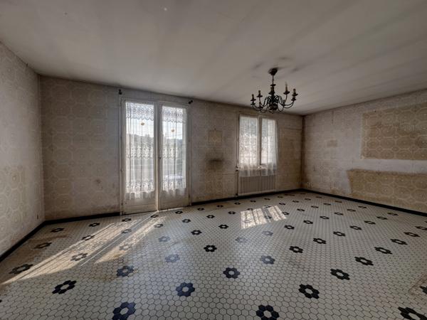 Villeneuve-sur-Lot (47300) Villeneuve sur lot, maison sur 2 niveaux d'environ 107 m², 4 chambres sur 508 m² de jardin