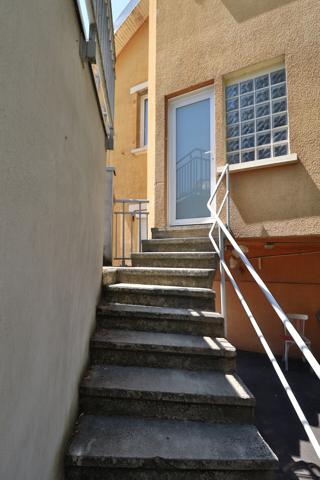 Appartement avec entrée indépendante, terrasse, terrain privatif et ga