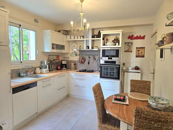 Propriété  de type 8, édifiée sur un terrain arboré de 16161 m², piscine, garage et dépendances