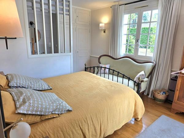 Propriété  de type 8, édifiée sur un terrain arboré de 16161 m², piscine, garage et dépendances