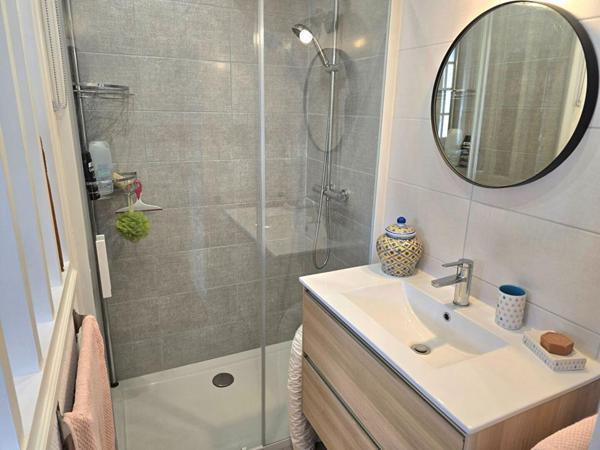 Propriété  de type 8, édifiée sur un terrain arboré de 16161 m², piscine, garage et dépendances